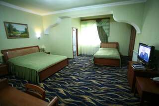 Отель Nairi Hotel Джермук Стандартный трехместный номер-1